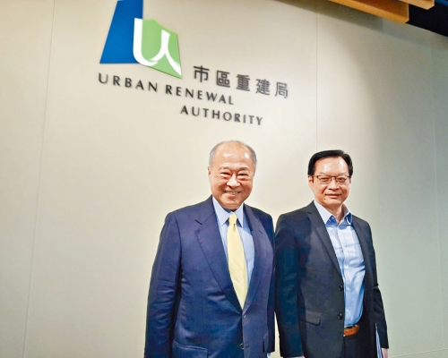 市建局主席周松崗（左）及行政總監韋志成。