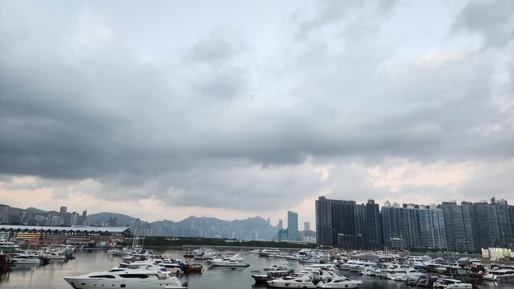 本港地區天氣大致天晴,但初時局部地區有驟雨,最低氣溫約28度。黎志偉攝 本港地區天氣大致天晴,但初時局部地區有驟雨,最低氣溫約28度。黎志偉攝