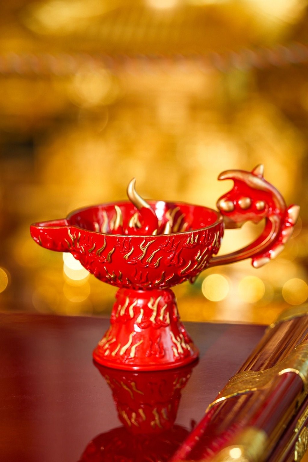 人人都怕官非！打工仔最怕公司是非多，家人爭吵也是犯了星，今年在家中的西方用紅色「風火輪」化三碧是非星最具神效了！