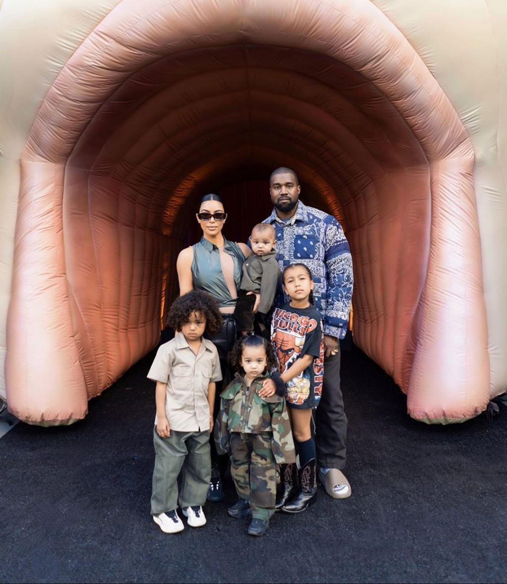 Kanye與Kim於2014年結婚，育有4名子女。