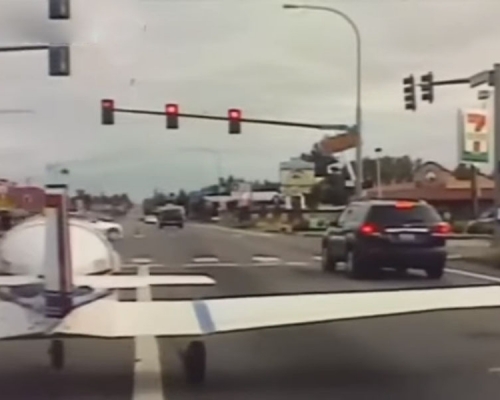 美国一架螺旋桨小型飞机因燃油系统故障降落在马路上，引起恐慌。（网图）