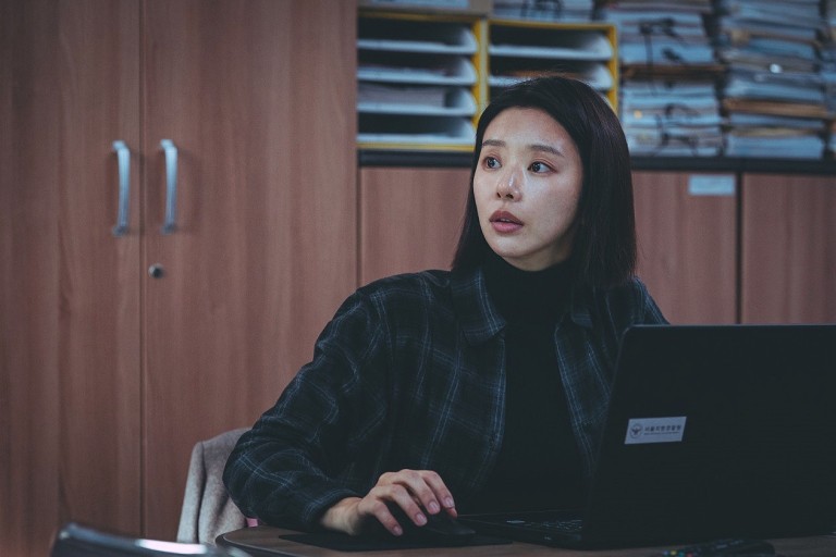 在《泪之女王》中饰演「千多慧」的李主傧，戏中是网络搜查队主任。