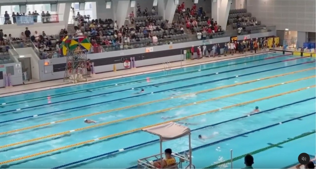 維園學界泳賽現「同場競技」奇景。網民post00swimguy852影片截圖 維園學界泳賽現「同場競技」奇景。網民post00swimguy852影片截圖