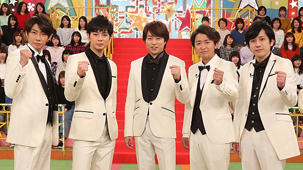 《VS嵐》由年初起休團的組合嵐的5位成員一同主持。