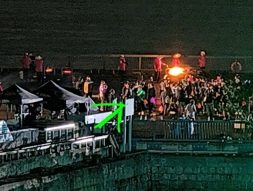 亨利（綠箭咀）昨晚經歷高溫、大雨和熱爆煙火的煎熬，卻依然精神抖擻地進行拍攝。