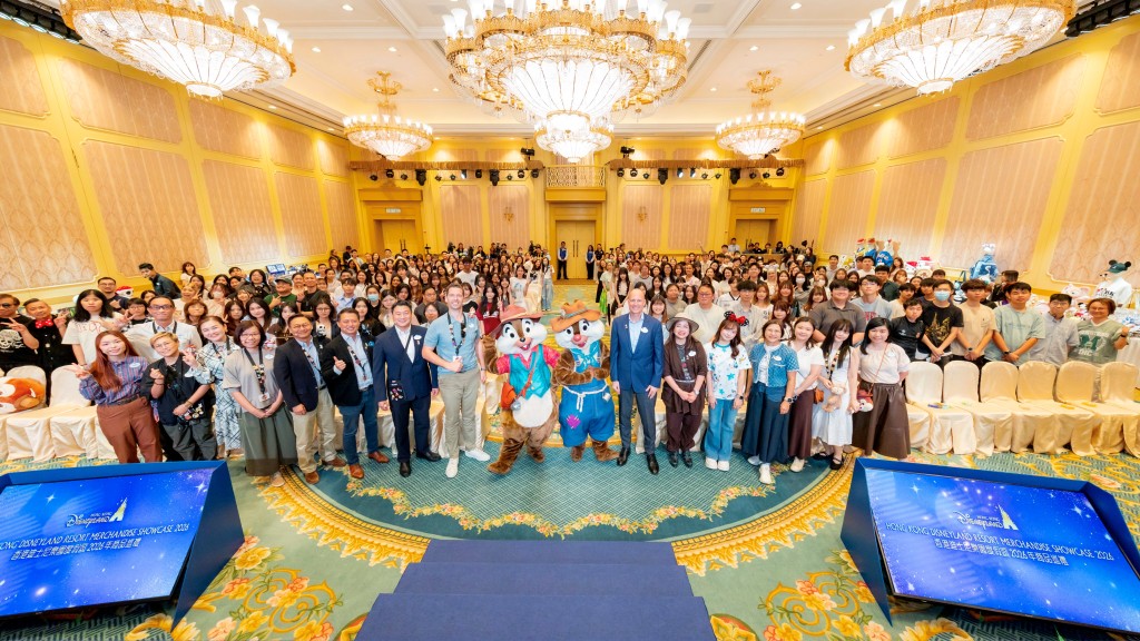 香港迪士尼樂園昨日舉行2026 年商品巡禮,香港迪士尼樂園度假區行政總裁施保添、營運副總裁祈力德、傳訊及公共事務副總裁黎珮珊亦出席參與。 香港迪士尼樂園昨日舉行2026 年商品巡禮,香港迪士尼樂園度假區行政總裁施保添、營運副總裁祈力德、傳訊及公共事務副總裁黎珮珊亦出席參與。