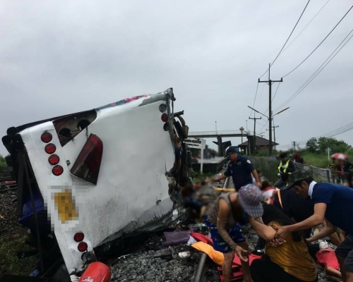 巴士遭「削顶」。网图