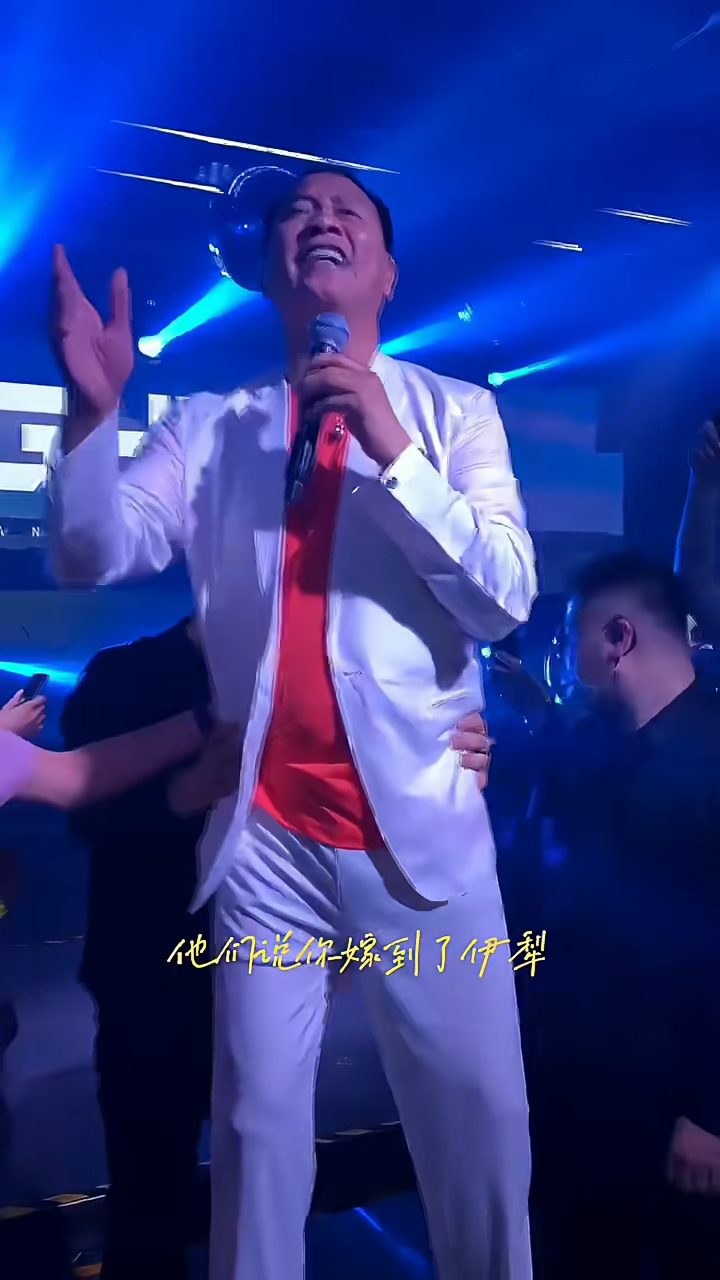 日前又有一段萬梓良險跌落台的短片瘋傳。 日前又有一段萬梓良險跌落台的短片瘋傳。