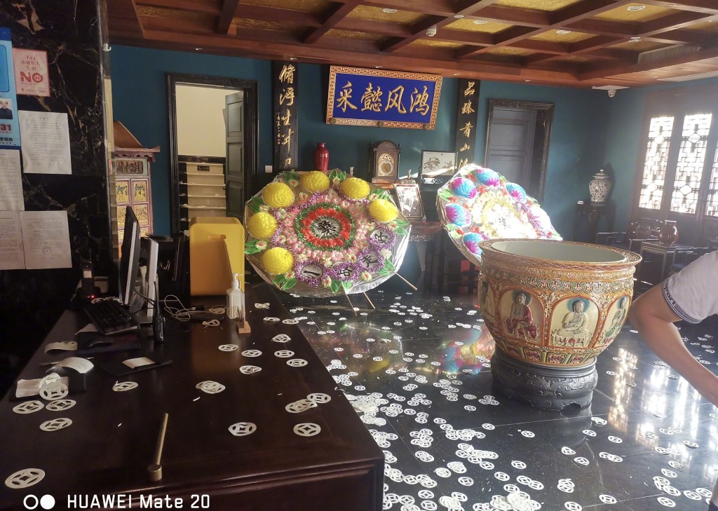 上海一酒店大堂遭惡作劇弄成經理的「靈堂」。