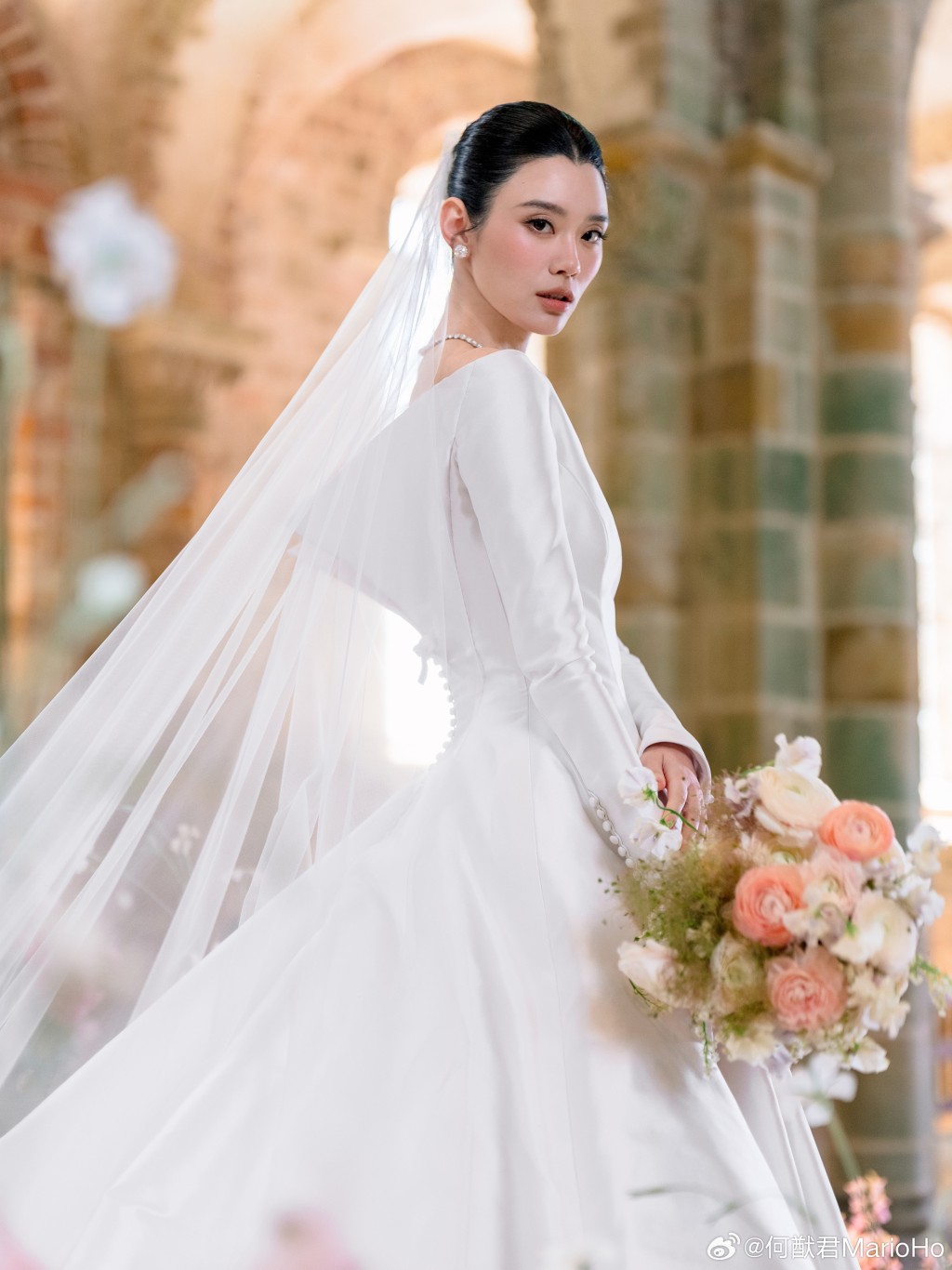何猷君與奚夢瑤世紀婚禮極奢華，不只找來知名婚禮攝影師，更包機接送所有賓客，以及送出奢華回禮。