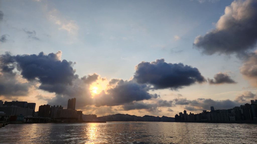 本港地區今日大致多雲，間中有驟雨及狂風雷暴，初時部分地區雨勢較大。黎志偉攝