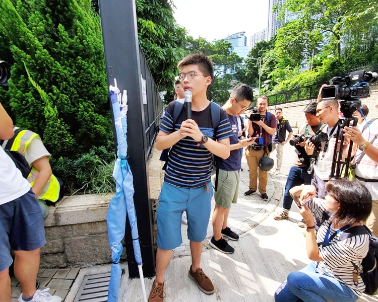 黃之鋒（中）響應網上呼籲到場示威。