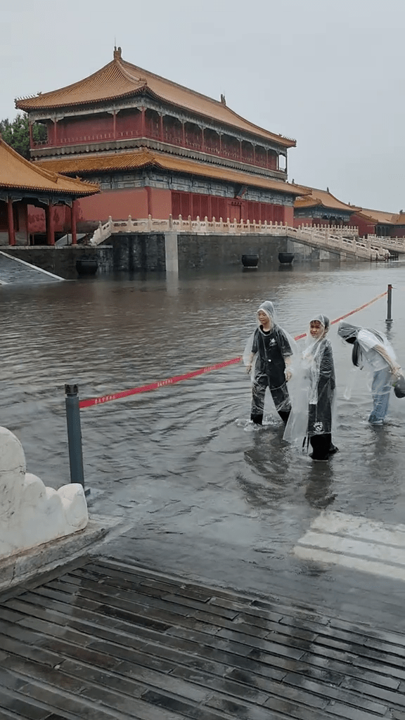 故宮博物院29日臨時關閉，仍有遊客冒雨前往。