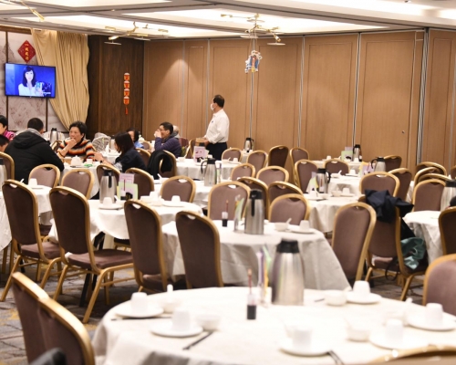政府周五放寬食肆每檯人數上限至8人。資料圖片