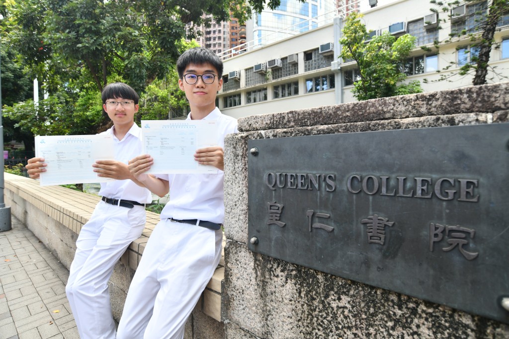 皇仁書院7科星星超級狀元濮愷俊(右)打算留港讀醫。盧江球攝 皇仁書院7科星星超級狀元濮愷俊(右)打算留港讀醫。盧江球攝