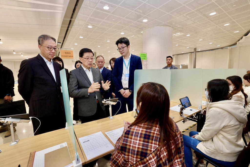 李家超(中)到訪港珠澳大橋香港口岸旅檢大樓的鄰近邊境投票站。李家超FB圖片 李家超(中)到訪港珠澳大橋香港口岸旅檢大樓的鄰近邊境投票站。李家超FB圖片