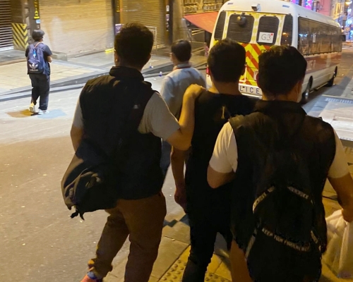 警搗德己立街樓上酒吧超時營業。警方圖片
