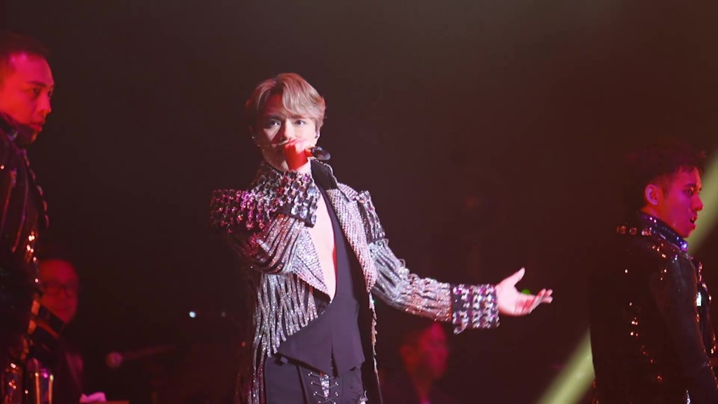 张敬轩近日在美国举行巡回演唱会。