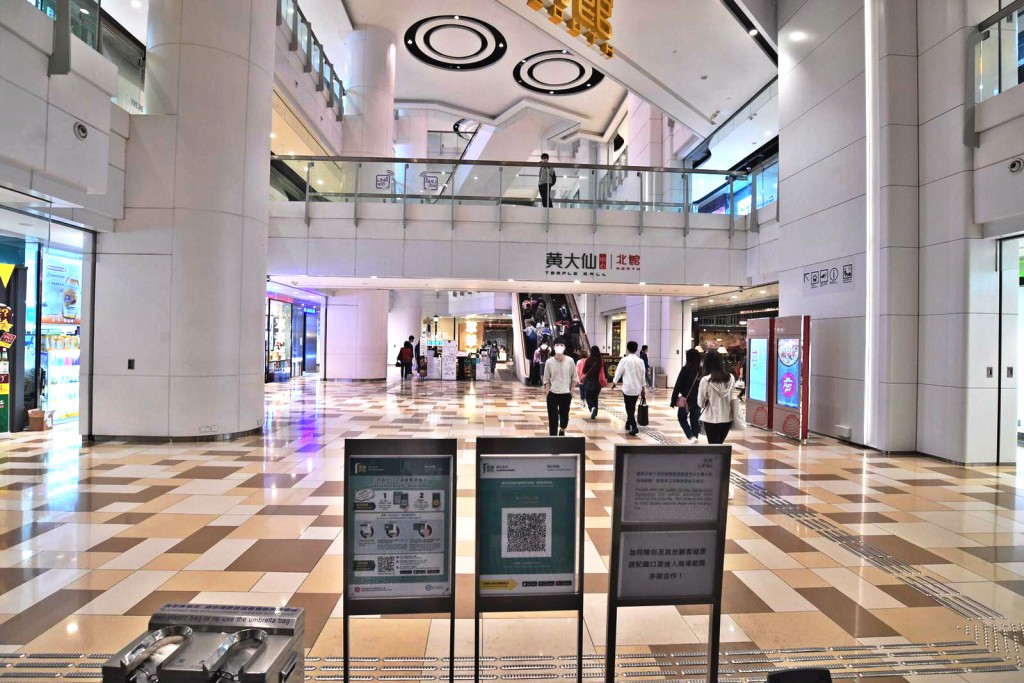 餐飲業務及表列處所要在12月3日前，向政府申請應用程式「安心出行」的二維碼。