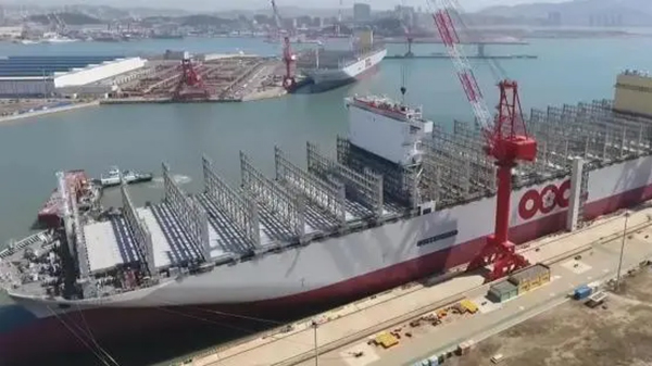 全球最大级别2.4万箱级超大型集装箱船出海试航。中新网