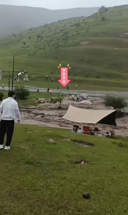 大批在景區露營的遊客走避不及，部份被山洪沖走。