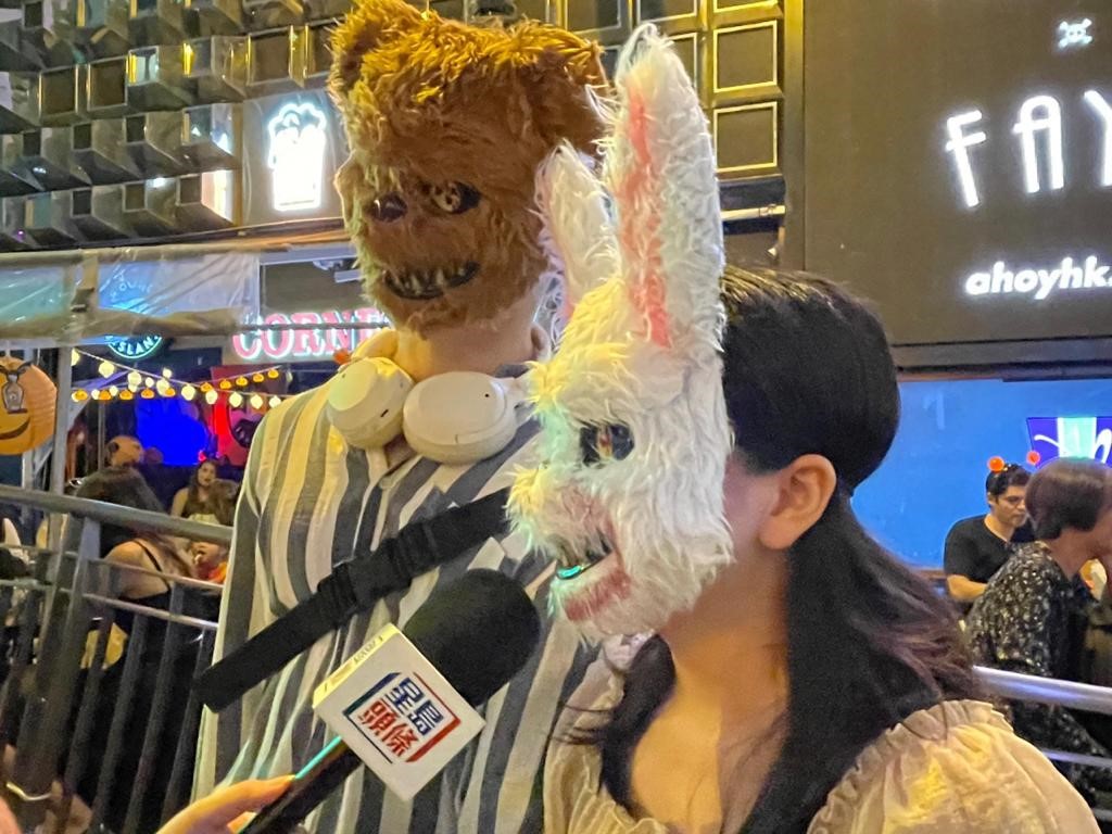 萬聖節．內地遊客劉先生和甘小姐佩戴動物面具，專程來到蘭桂坊感受香港萬聖節中西方文化交融下的獨特魅力。謝宗英攝