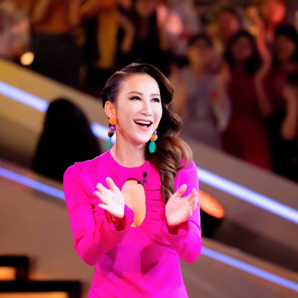 李玟于1993年返港参加全球华人新秀歌唱大赛夺得亚军入行。