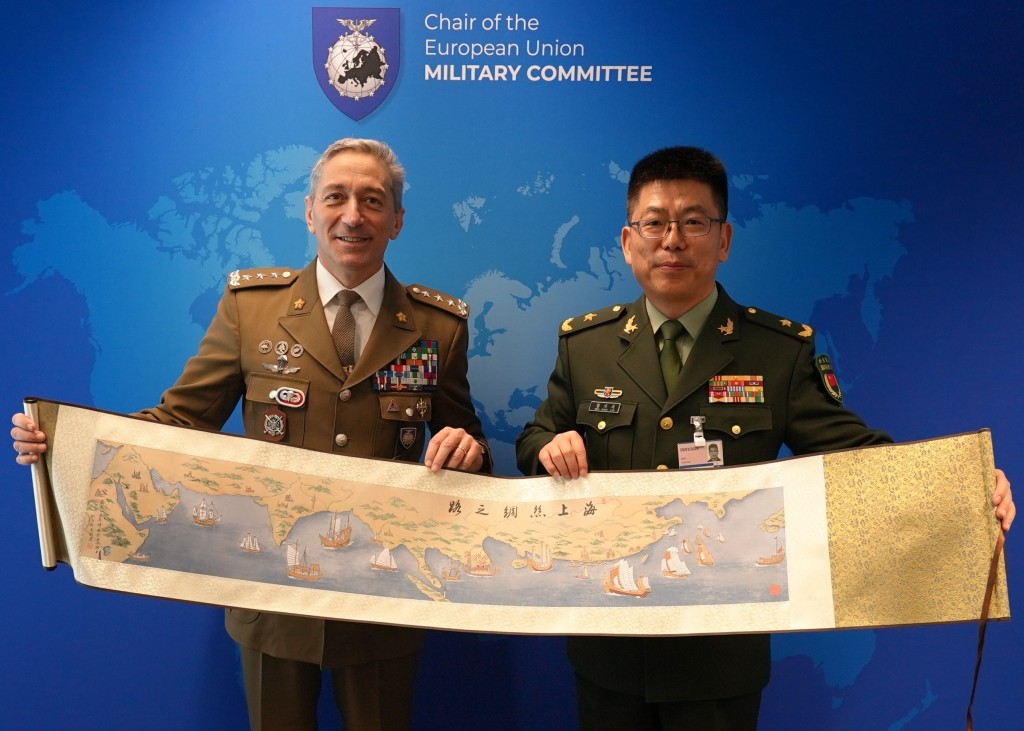 中央軍委國際軍事合作辦公室副主任郭鴻濤少將帶隊訪問歐洲，與歐盟軍事官員會談。 X@ChairmanEUMC
