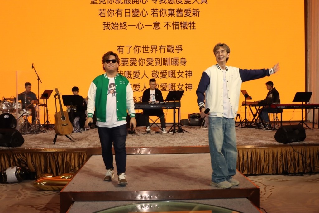 伍仲衡與《中聲》成員顏志恒早前在九龍灣延開56圍舉行「NCH 1122 BIRTHDAY PARTY」,與700名fans一同慶祝生日,兩人在生日會上也有high爆一起唱歌。 伍仲衡與《中聲》成員顏志恒早前在九龍灣延開56圍舉行「NCH 1122 BIRTHDAY PARTY」,與700名fans一同慶祝生日,兩人在生日會上也有high爆一起唱歌。