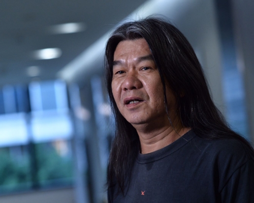 被问及会否穿著「平反六四」衣服过关，梁国雄未有直接回应。