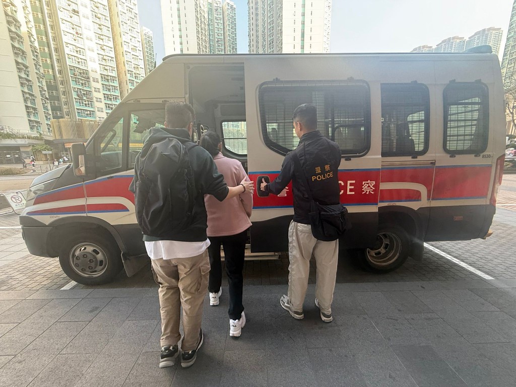 警方拘捕兩名本地女子，年齡介乎44至49歲。警方提供