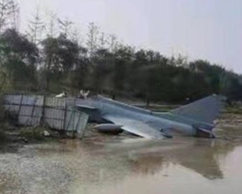 網上流傳影片指一架疑似解放軍空軍的殲-10S戰機在河南墜毀。網圖