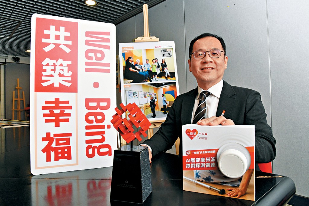 房屋署副署長（屋邨管理）康榮傑表示，署方主動探訪關懷高齡長者。