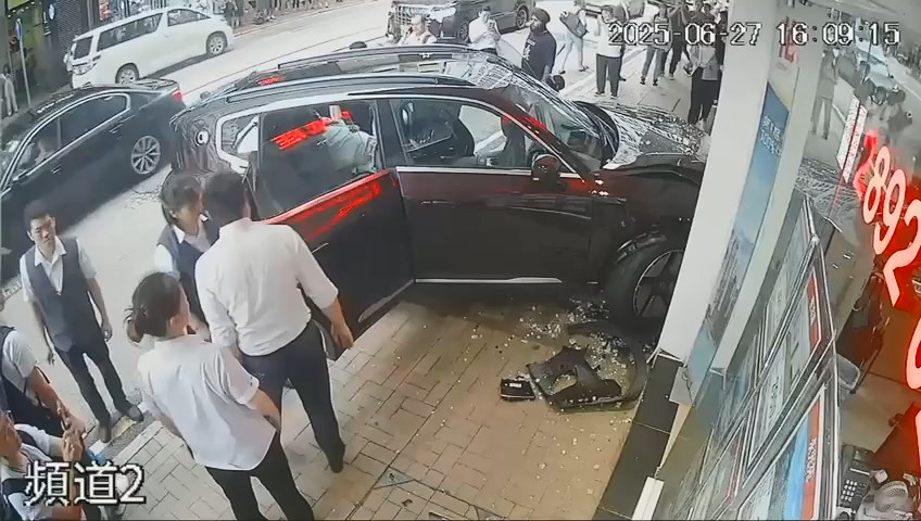 途人上前了解乘客及司機的傷勢。 途人上前了解乘客及司機的傷勢。