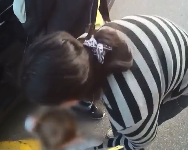 警方隨後公開另一版本，顯示有讓女童母親接她。網圖