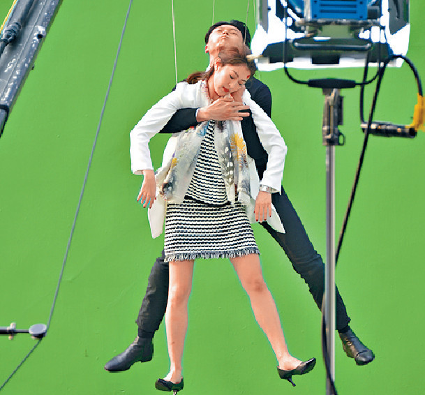 ■王浩信和謝芷倫齊被吊起。