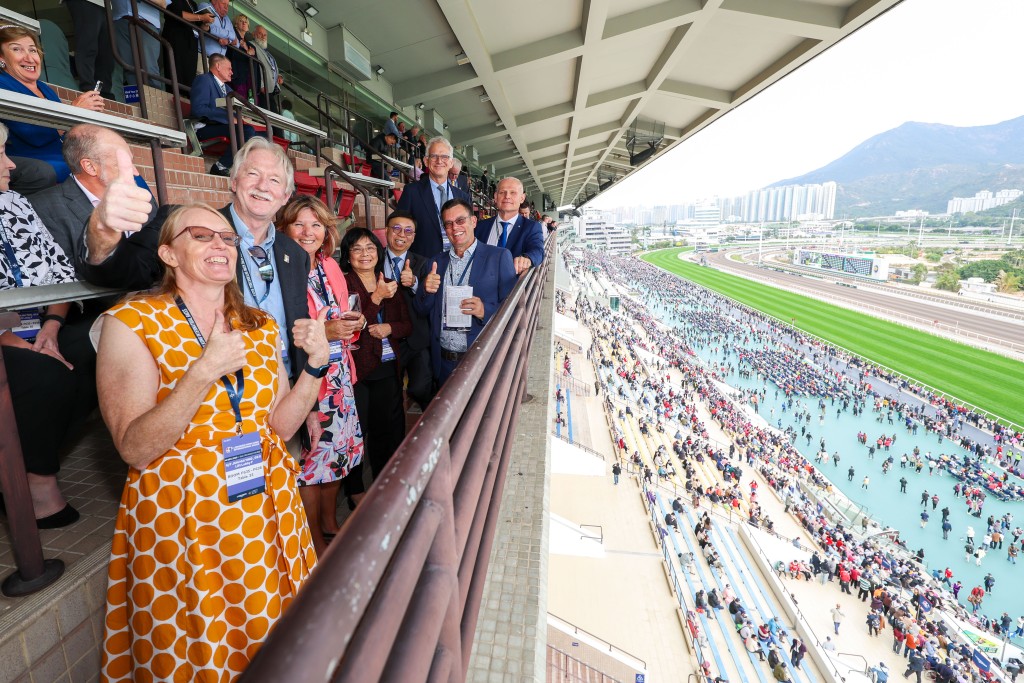 與會代表及講者於會議前夕親臨馬會舉辦的「2025浪琴香港國際賽事」,近距離感受世界級賽事現場氣氛,加深與會者對賽馬運動的認識。圖片由馬會提供 與會代表及講者於會議前夕親臨馬會舉辦的「2025浪琴香港國際賽事」,近距離感受世界級賽事現場氣氛,加深與會者對賽馬運動的認識。圖片由馬會提供
