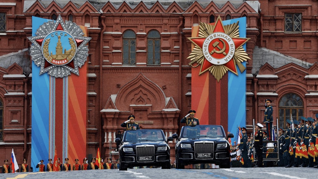 俄罗斯国防部长绍伊古和陆军参谋长萨柳科夫乘坐开篷车参加胜利日阅兵式巡游。 路透社
