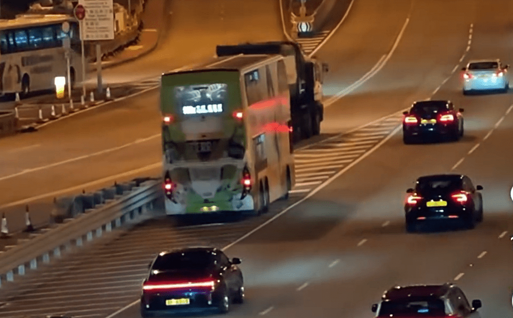 巴士行錯路線，打死火燈沿影子線而行。fb： 車cam L（香港群組）