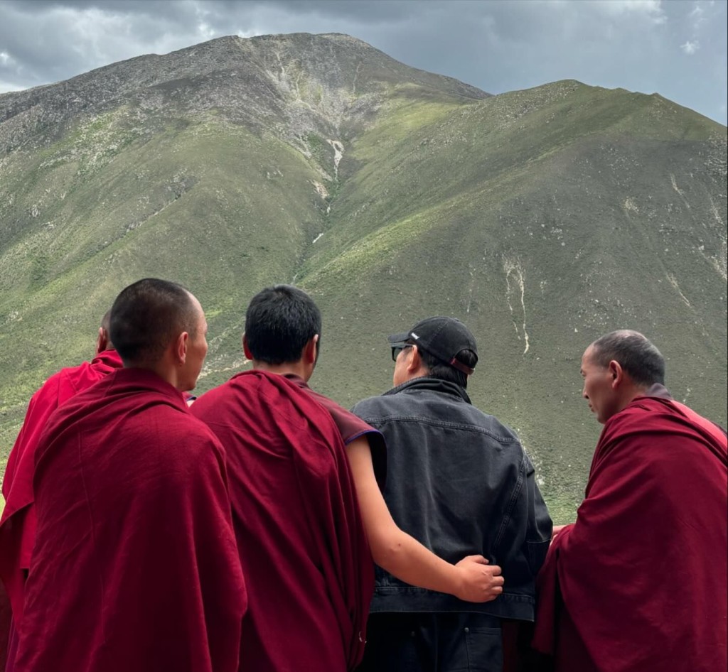 李连杰获四名喇嘛照顾上山。