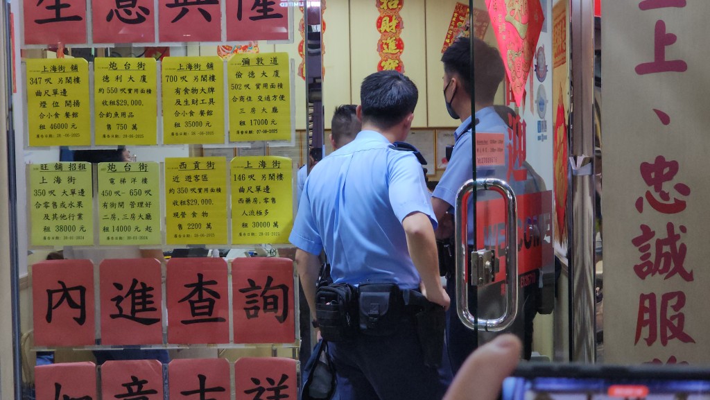警方到涉事地產公司調查。黃文威攝 警方到涉事地產公司調查。黃文威攝