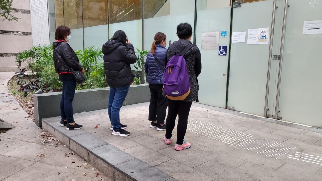 多名死者的家屬今早陸續到葵涌殮房認屍。歐陽偉光攝