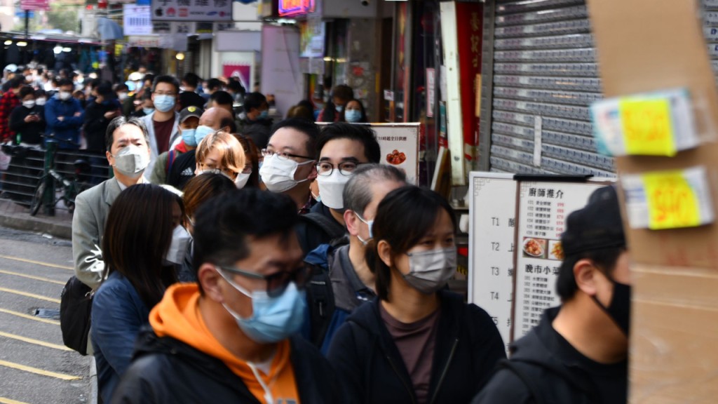 疫情嚴峻下，市面出現各式搶購潮。