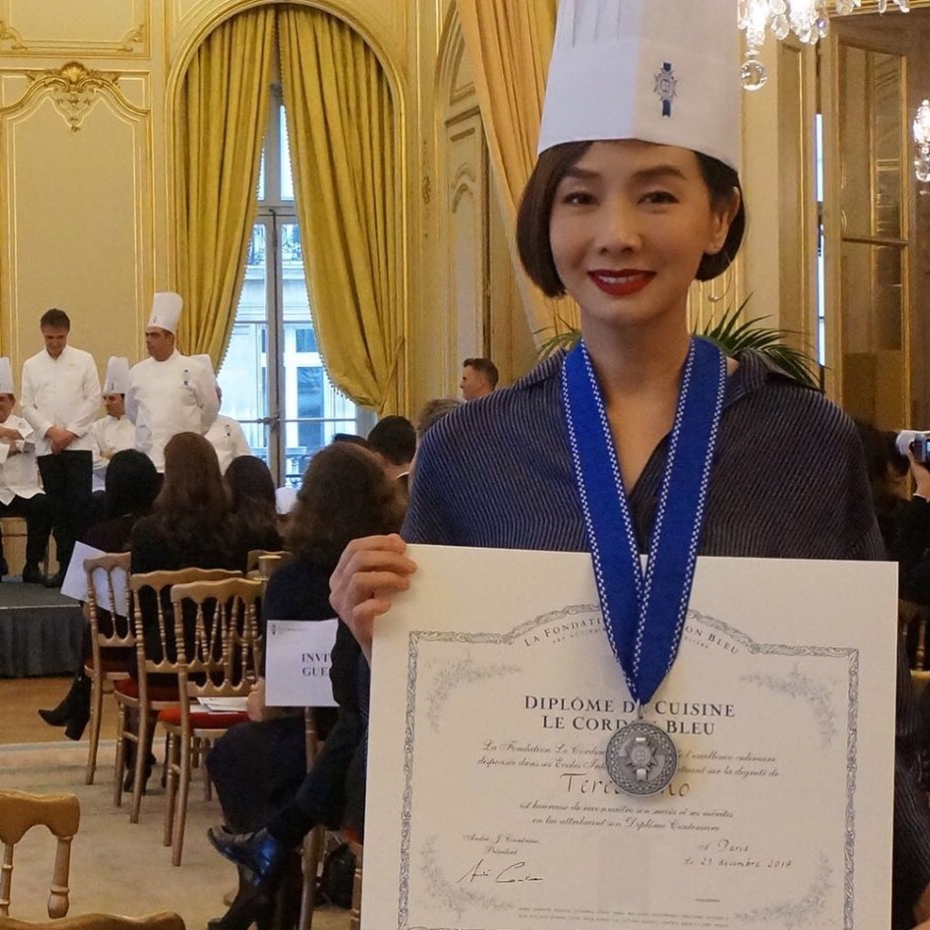 毛姐毛舜筠於2017年曾到法國藍帶廚藝學院學廚並考獲資格。