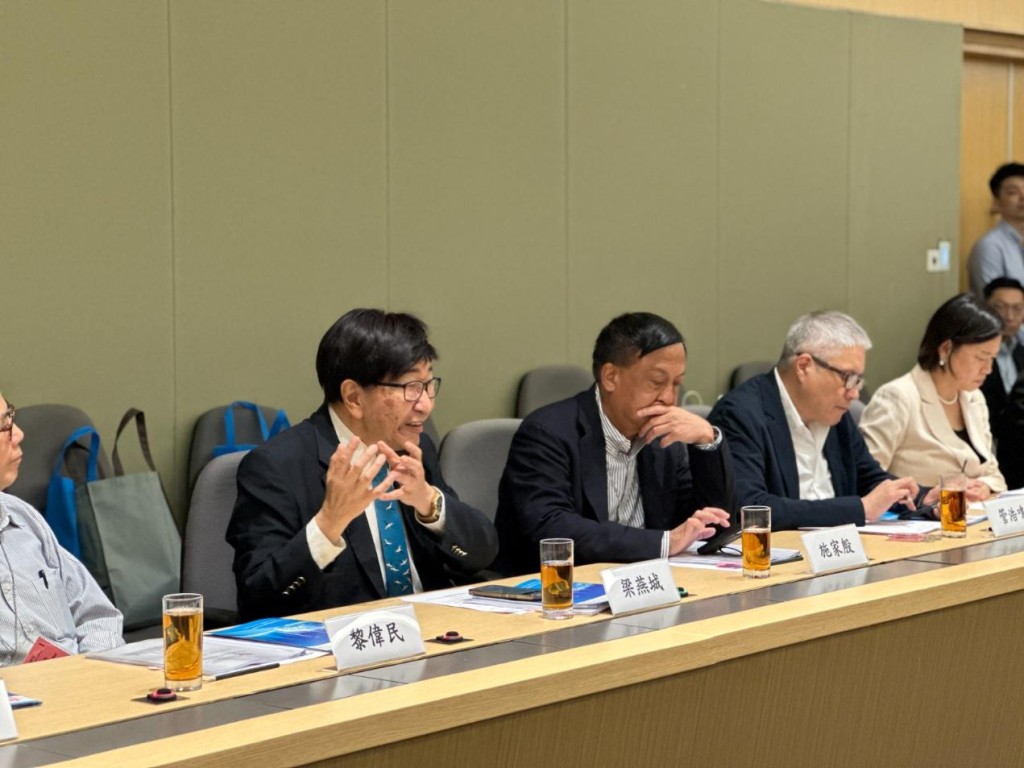 梁美芬教授率領七名立法會議員及十二名核心成員,前往政府總部向政制及內地事務局局長謝小華正式提交《就香港特別行政區經濟和社會發展第一個五年規劃——發展民間外交融入及服務國家大局建議書》。 梁美芬教授率領七名立法會議員及十二名核心成員,前往政府總部向政制及內地事務局局長謝小華正式提交《就香港特別行政區經濟和社會發展第一個五年規劃——發展民間外交融入及服務國家大局建議書》。