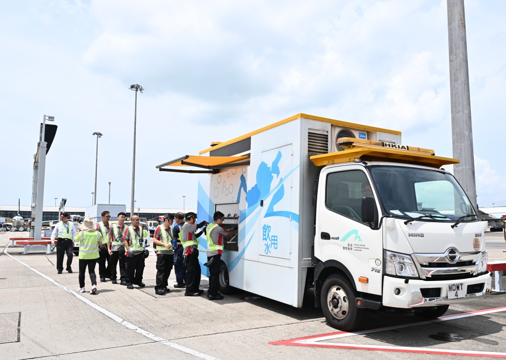 機管局提供3部流動飲用水供應車。