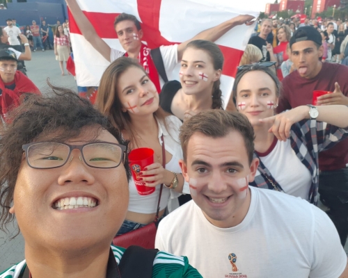 英迷ROWS(前右)對小記(左)的香港人身分相當感興趣。