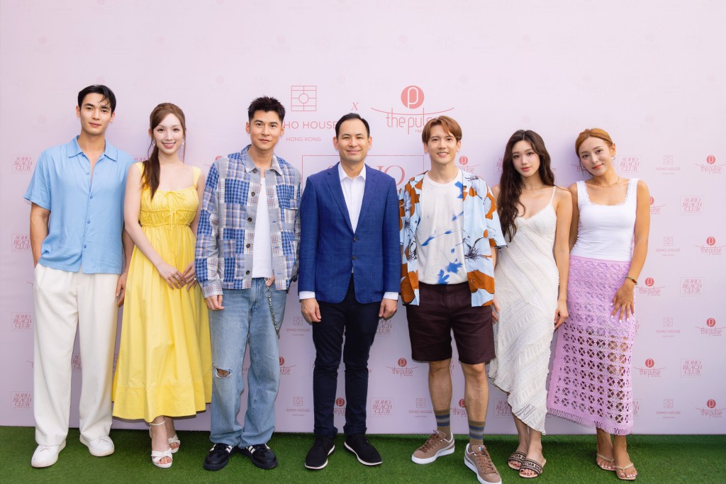 英皇集團副主席楊政龍Alex (中間)聯同關智斌 (右三)、陳家樂 (左三)、海兒 (左二)、新生代女團 VIVA 成員 Carina (右二)、楊天宇 (左一)及何佩瑜 (右一) 搶先預覽淺水灣 「Soho Beach Club at The Pulse」。 英皇集團副主席楊政龍Alex (中間)聯同關智斌 (右三)、陳家樂 (左三)、海兒 (左二)、新生代女團 VIVA 成員 Carina (右二)、楊天宇 (左一)及何佩瑜 (右一) 搶先預覽淺水灣 「Soho Beach Club at The Pulse」。