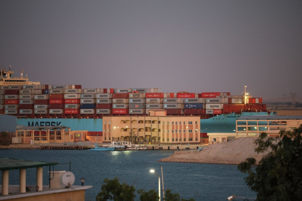 胡塞組織攻擊商船的行為，已造成載運各種貨物、穀物、石油和天然氣等貨品的商船避免行經紅海。路透社