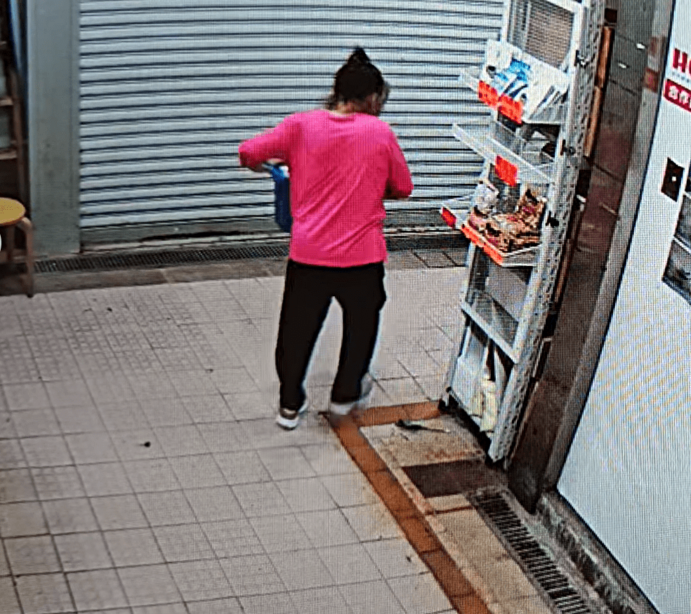 女街坊意猶未盡找來膠桶再掃貨。fb：新大圍聯盟